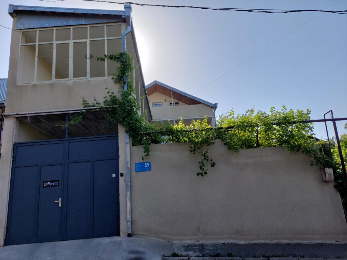 Guesthouse Different Tbilisi Exterior foto
